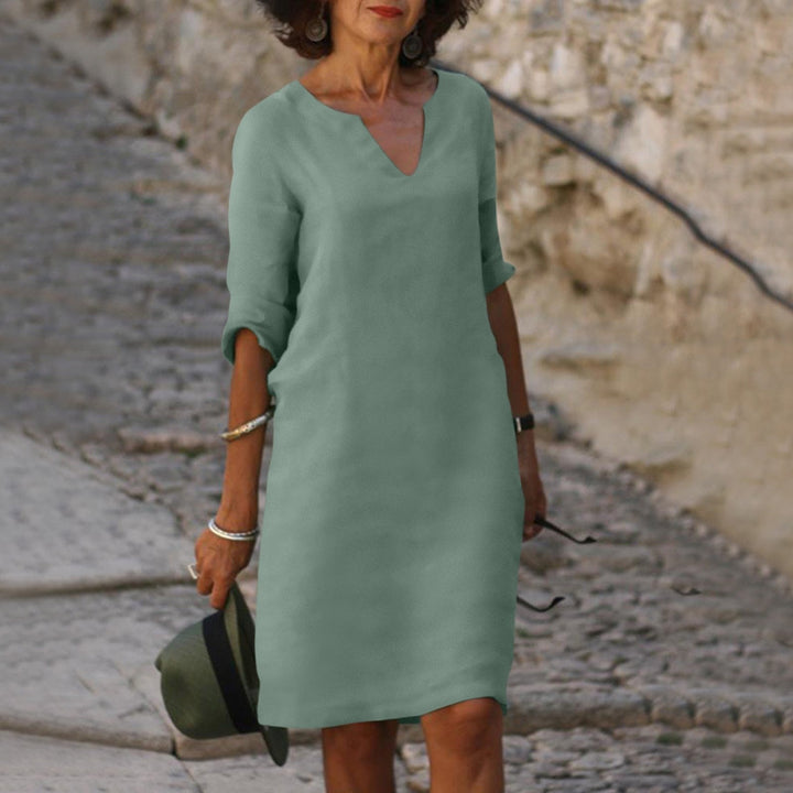 Cassie | Robe à col en V parfaitement ajustée